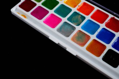 Siyah bir arka planda suluboya resim seti. Reklam geçmişi için uygun. Model için uygun.