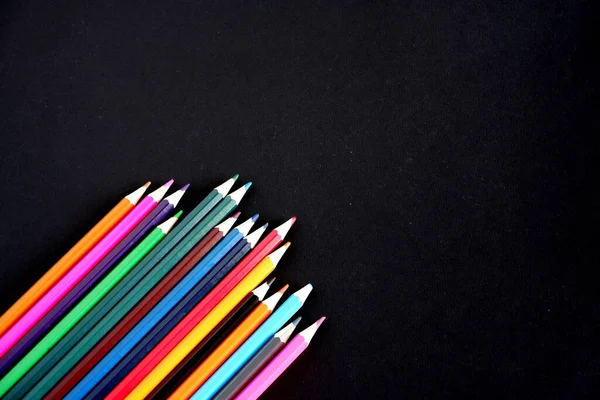 Gekleurde Potloden Een Zwarte Textuur Achtergrond Geschikt Voor Reclame Achtergrond — Stockfoto