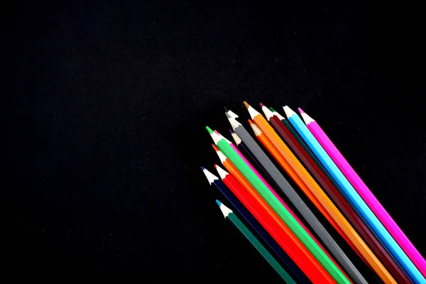 Gekleurde Potloden Een Zwarte Textuur Achtergrond Geschikt Voor Reclame Achtergrond — Stockfoto