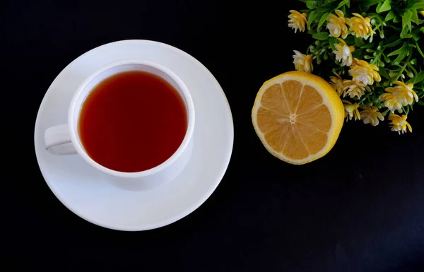 Herbata Ziołowa Białym Kubku Cytryna Czarnym Tle Nadaje Się Tła — Zdjęcie stockowe