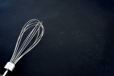 Siyah arka planda Corolla. Mutfak aletleri.