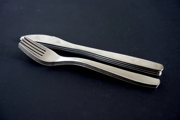 Siyah Arka Planda Metal Bıçak Çatal Yemek Malzemeleri — Stok fotoğraf