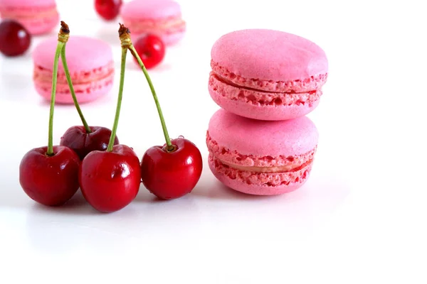 Cerises Macarons Sur Fond Blanc Convient Pour Les Milieux Publicitaires — Photo