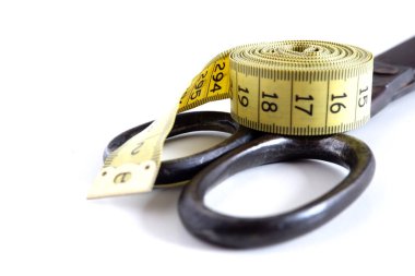 Dikiş takımı: makas ve metre. Beyaz arka planda. Reklam arkaplanı için uygun