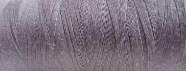 Aksesuar dikiyorum. Gri ipliğin dokusu. Reklam geçmişi için uygun