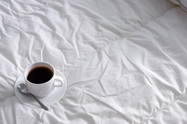 Une Tasse Café Noir Sur Linge Lit Blanc Convient Pour — Photo