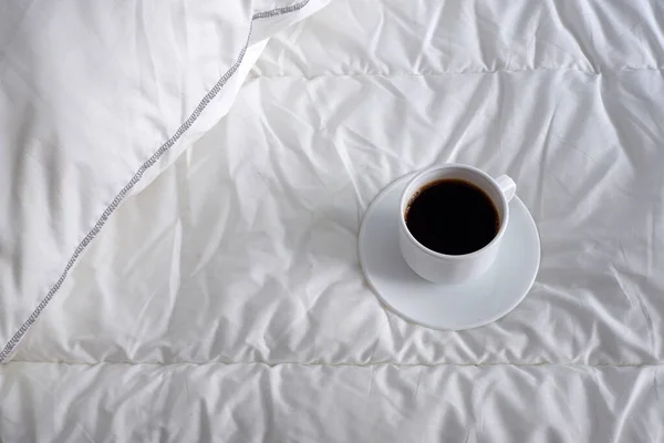 Une Tasse Café Noir Sur Linge Lit Blanc Convient Pour — Photo