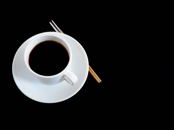 Кофе Белой Кружке Кисточками Сверху Черном Фоне Подходит Фона — стоковое фото
