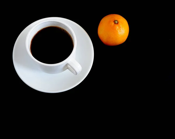 Café Uma Caneca Branca Uma Tangerina Acima Sobre Fundo Preto — Fotografia de Stock