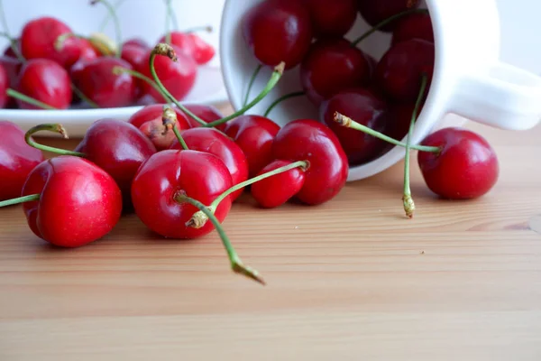 Körsbär Ett Fat Och Vit Mugg Ett Träbord Lämplig För — Stockfoto