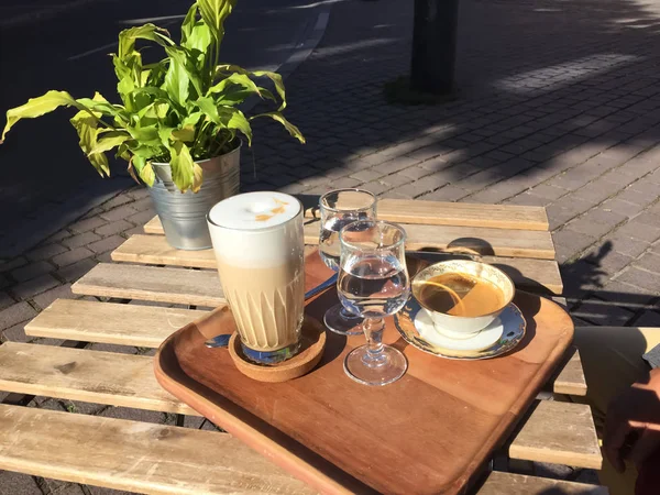 Sabah kahvesi ve latte bir kafede rahat bir masada.