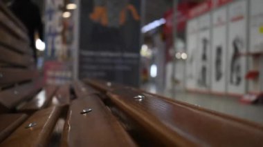 Çekici reklamların arka planında alışveriş merkezinde yürüyorum.