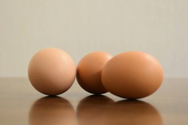 Masa figüründe üç tavuk yumurtası var.