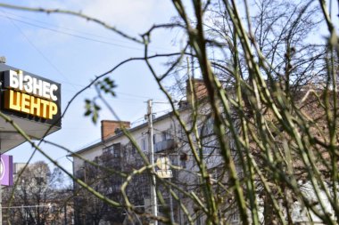 İşaret merkezi mavi bahar gökyüzüne karşı duruyor.