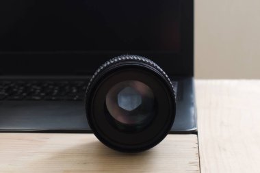 Bilgisayarın arka planında açık bir açıklık olan kamera lensi