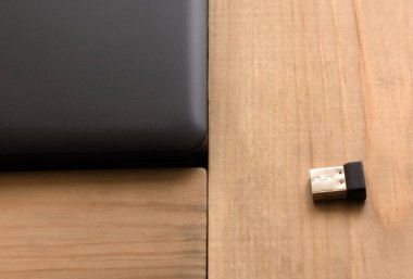 Tahta masadaki USB flash bellek