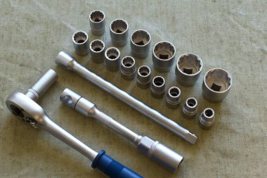 Kaba bir pamuk kumaşın üzerindeki metal anahtarlar.