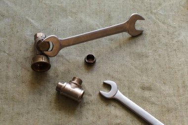 Kalın pamuk kumaşında anahtarlar ve fındıklar