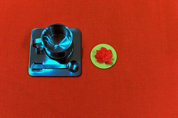 Μεταλλικό Φωτεινό Λαμπερό Κύπελλο Και Ζαχαρωμένα Φρούτα Ένα Πορτοκαλί Τραπεζομάντιλο — Φωτογραφία Αρχείου