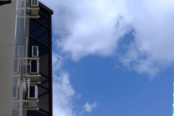 大楼的正面 有空调 背景是蓝天 有云彩 — 图库照片