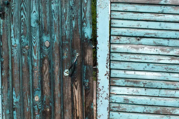 Porta Madeira Velha Com Fechadura Uma Cerca Com Pintura Descascamento — Fotografia de Stock