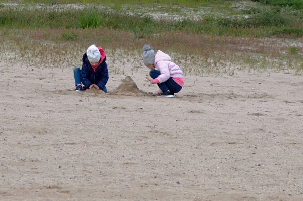 Kleine Meisjes Spelen Met Zand Het Strand — Stockfoto