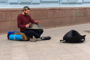 Ukrayna Zhytomyr 24.05.2020 Sokak müzisyeni davul çalıyor