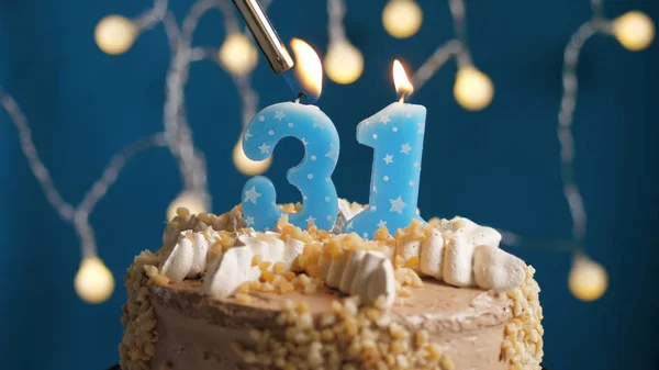 Születésnapi torta, 31 számjegyű gyertya kék háton, öngyújtóval felgyújtva. Közelkép — Stock Fotó
