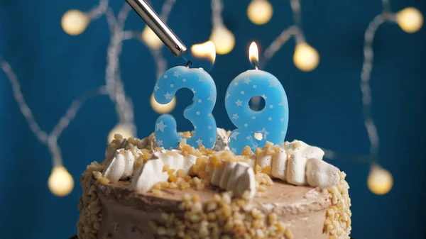 ライトによって火にセットされた青の背景に39番のキャンドル付きの誕生日ケーキ。閉鎖 — ストック写真
