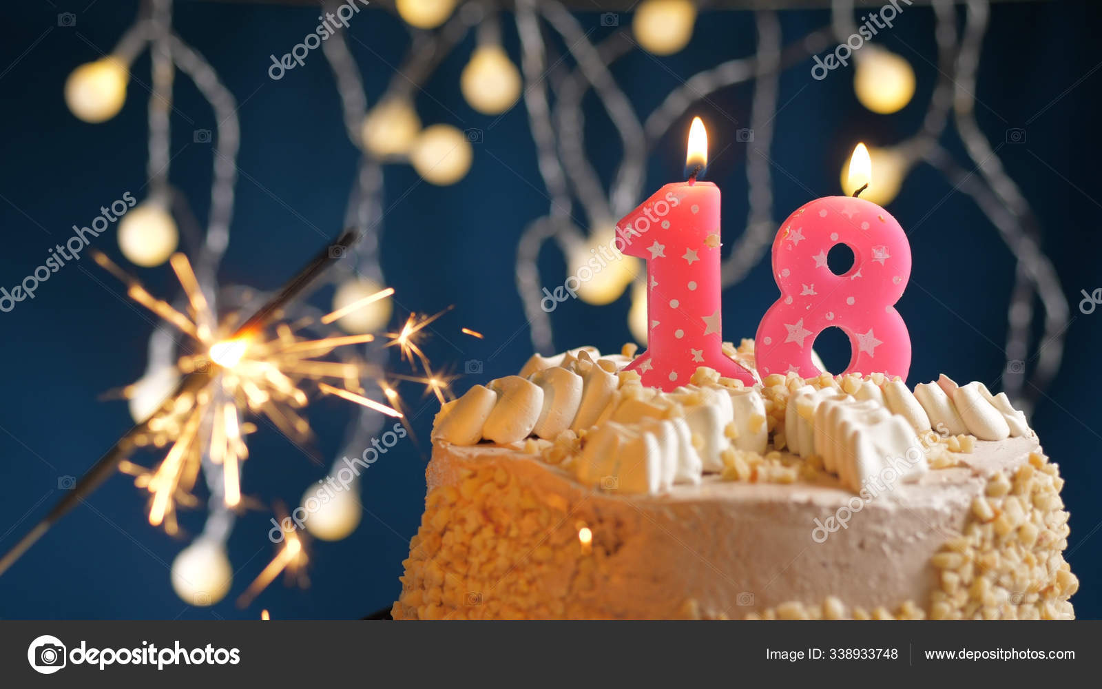 Pastel de cumpleaños con 18 velas de color rosa número y bengala ardiente  en el fondo azul. Primer plano: fotografía de stock © Stasonych #338933748