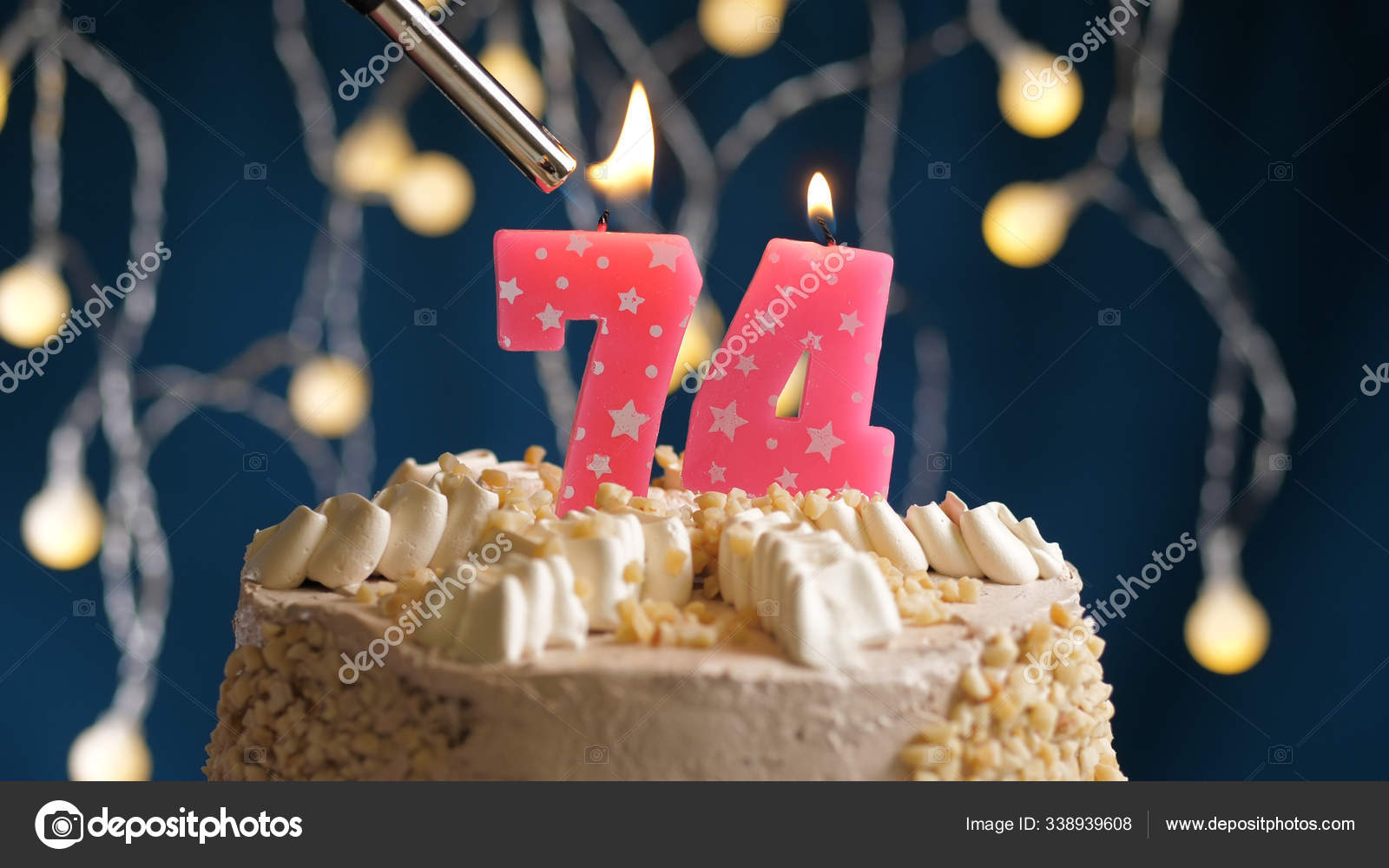 Pastel de cumpleaños con vela de número 18 en backgraund azul prendido  fuego por encendedor. de cerca