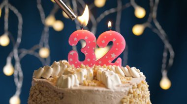 Doğumgünü pastası, üzerinde 32 numara mum olan mavi sırt çantasıyla çakmak ateşiyle yakıldı. Yakın çekim görünümü