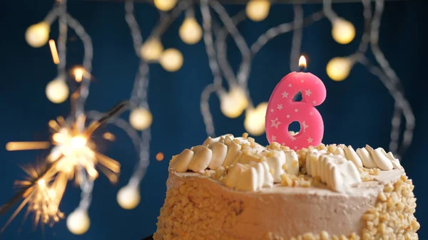 Gâteau d'anniversaire avec 6 bougies roses et scintillant brûlant sur fond bleu. Gros plan — Photo