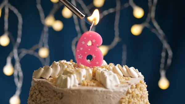 ライトによって火にセットされた青の背景に6番のキャンドル付きの誕生日ケーキ。クローズアップビュー — ストック写真