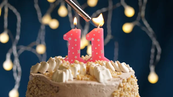 Születésnapi torta 11 számjegyű gyertyával, kék hátizsákkal, öngyújtóval felgyújtva. Közelkép — Stock Fotó