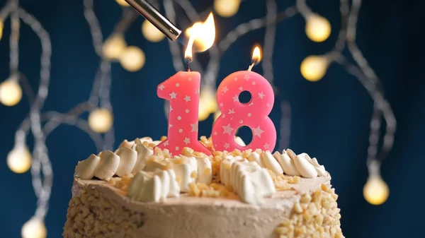 Születésnapi torta 18 számjegyű gyertyával, kék hátizsákkal, öngyújtóval felgyújtva. Közelkép — Stock Fotó