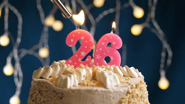 Születésnapi torta, 26 számjegyű gyertya kék háton, öngyújtóval felgyújtva. Közelkép — Stock Fotó