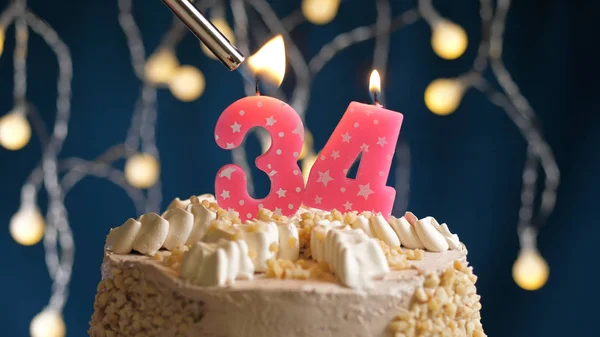 Születésnapi torta 34 számjegyű gyertyával, kék hátizsákkal, öngyújtóval felgyújtva. Közelkép — Stock Fotó