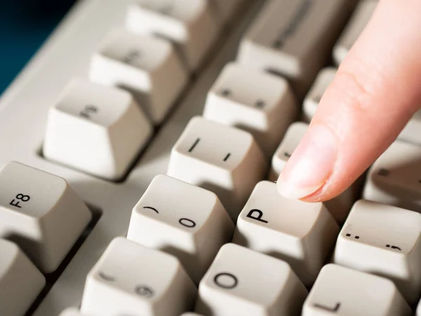 Vrouwelijke wijsvinger drukt op de P knop. Close-up — Stockfoto