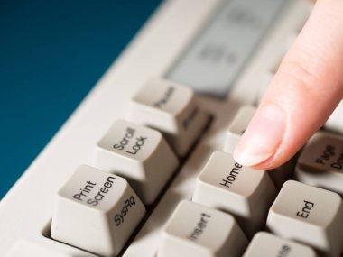 Kadın işaret parmağı ev düğmesine basar. Yakın plan.