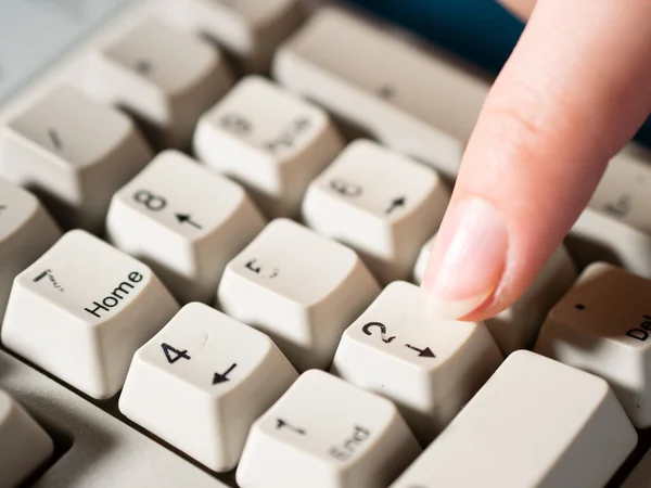 Dedo índice femenino presiona el botón 2 NUMPAD. Primer plano — Foto de Stock