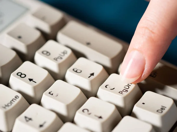 Dedo índice femenino presiona el botón 3 NUMPAD. Primer plano — Foto de Stock