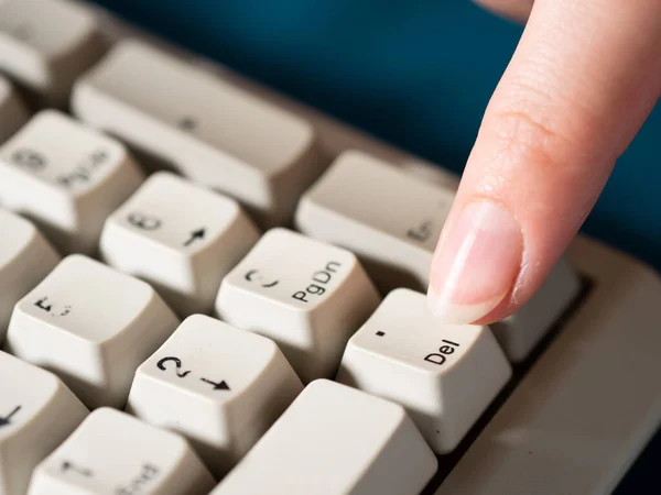 Dedo índice femenino presiona el botón PUNTO NUMPAD. Primer plano — Foto de Stock