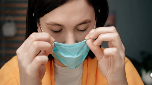 女孩戴上呼吸面具 迷人的女人戴上面罩 看着相机 扁桃体炎 急性呼吸道疾病 流行观念 — 图库照片