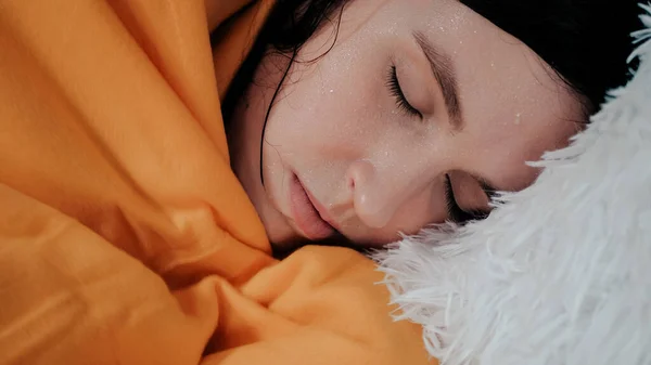 女の子は熱がある 若い魅力的な白人女性は彼女の揺れのベッドに横たわっています インフルエンザ 冷たい汗 ウイルス 急性呼吸器疾患 寒気の概念 — ストック写真