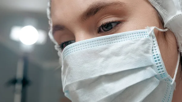 Doctora Cirujana Máscara Quirúrgica Mira Hacia Abajo Paciente Operación Practicante — Foto de Stock
