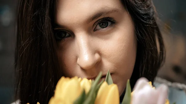 Chica Con Flores Mujer Joven Atractiva Sostiene Ramo Tulipanes Amarillos —  Fotos de Stock