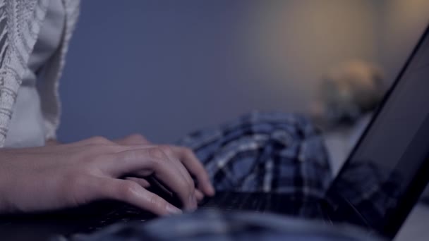 As mãos femininas estão digitando no teclado do laptop à noite. Estudante, hacker, freelancer, exame, conceito de comunicação de rede social. Close-up — Vídeo de Stock