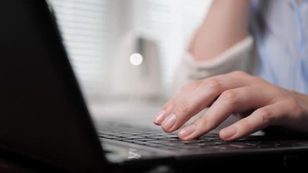 Vrouwelijke linkerhand typt iets op laptop toetsenbord. Sociale netwerken, communicatie, freelance, studie concept. Close-up — Stockvideo