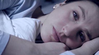 Kız gece ağlıyor. Kızgınlık, hayal kırıklığı, özel hayattaki sorunlar, ilişki kavramındaki sorunlar. Çekici kadın yatağında kameraya bakıyor ve gözyaşları yüzünden akıyor. Yakın plan.
